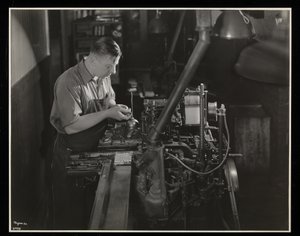 Lavorando su una macchina monotipo presso Unz e Co., 24 Beaver Street, New York, 1932